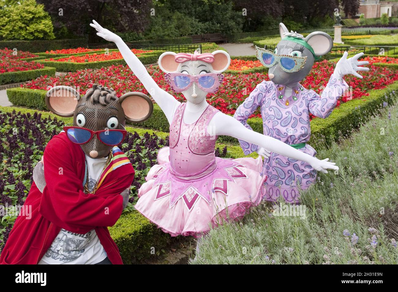 Angelina Ballerina, AJ the Hip Hop Mouse und Miss Mimi nehmen sich von ihren Auftritten im Holland Park Opera eine Auszeit, um ein Picknick zu machen. Stockfoto