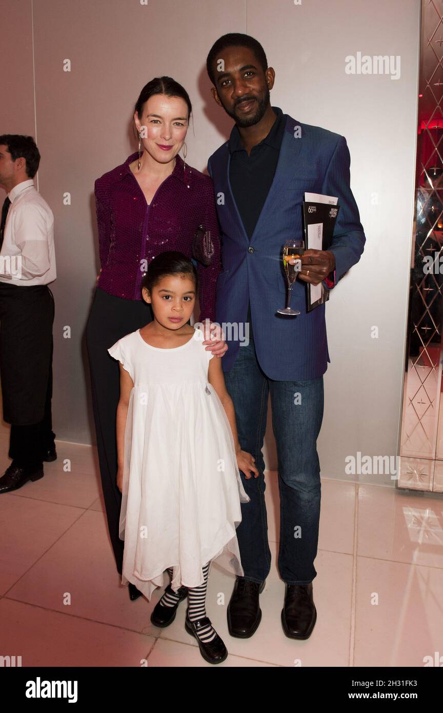 Olivia Williams und Rhashan Stone (amerikanische Bühnenschauspielerin und Dramatikerin) und ihre Tochter nehmen an der Weihnachtsfeier des English National Ballet zum Nussknacker im St. Martin's Lane Hotel, London, Teil. Stockfoto