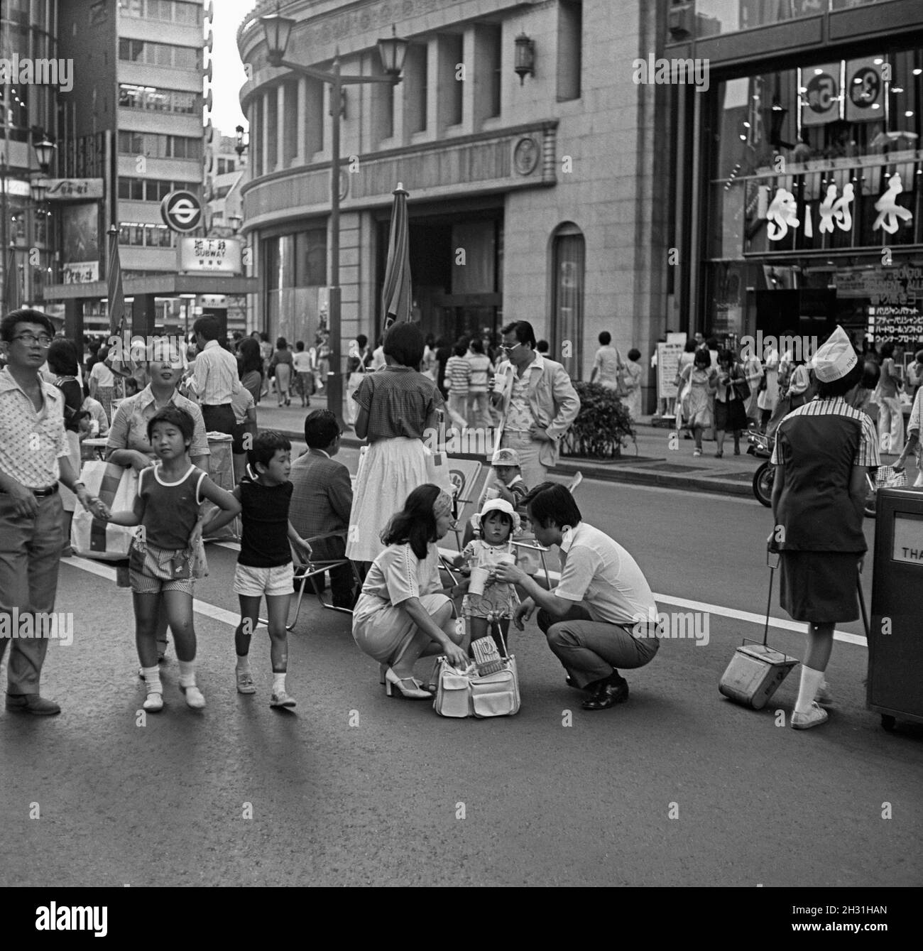 Die Menschen gehen die Straße hinunter, Tokio, Japan, 2. September 1978 Stockfoto