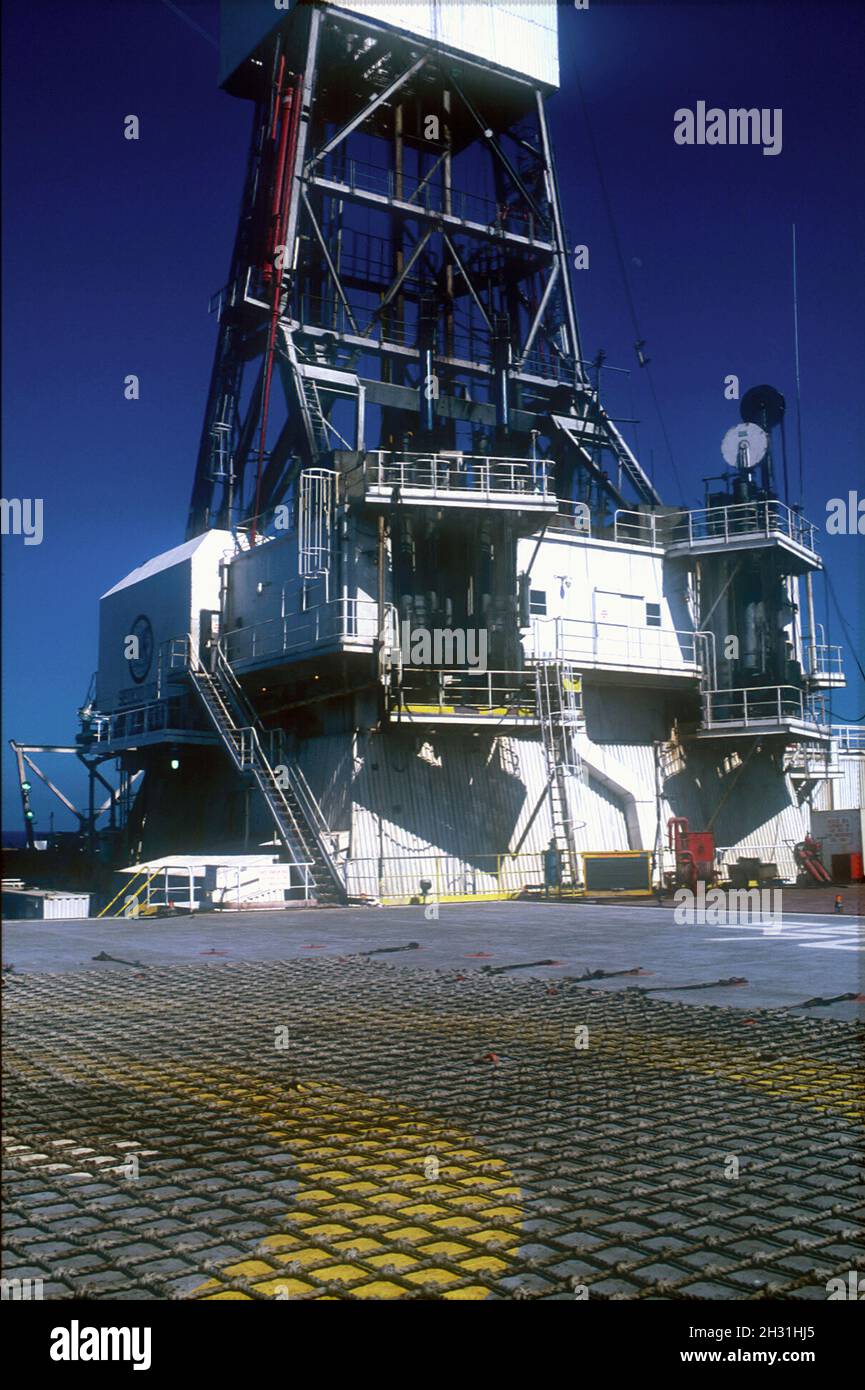 Derrick vom Hubschrauberlandeplatz, SEDCO 700, Offshore-Semi-Tauchbohranlage, Bohrloch in der Keltischen See im Jahr 1987, vor der Küste von Cork, Republik Irland Stockfoto