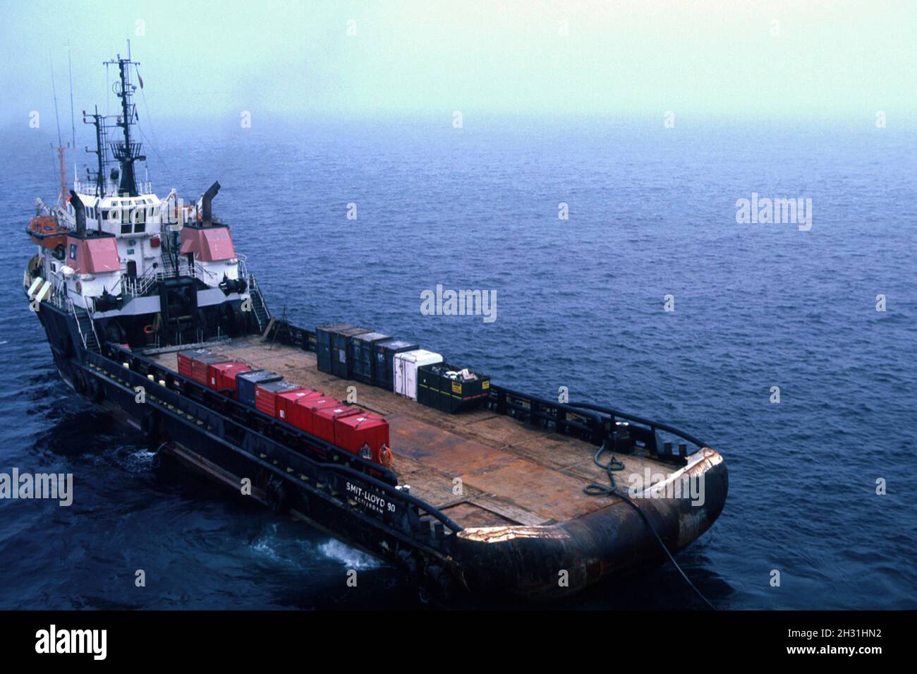 Versorgungsschiff, Offshore-Semi-Tauchboot-Bohrgerät SEDCO 700, Bohrloch in der Keltischen See im Jahr 1987, vor der Küste von Cork, Republik Irland. Europa Stockfoto