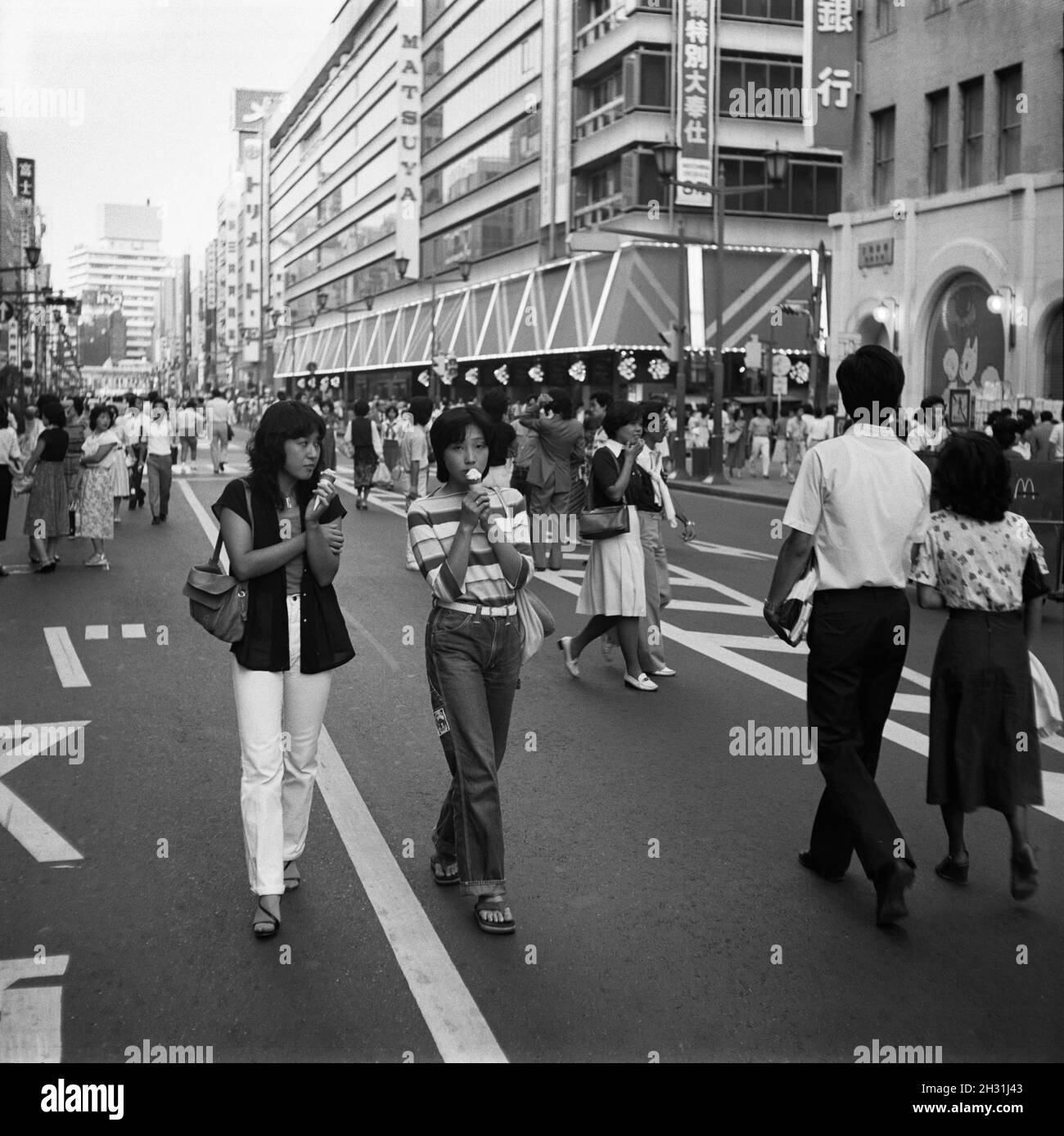 Junge Frauen mit Eis gehen die Straße hinunter, Tokio, Japan, September 1978 Stockfoto