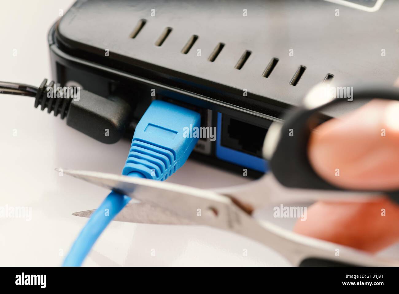 Scheren schneiden LAN-Kabel - kein Internet mehr. Stockfoto
