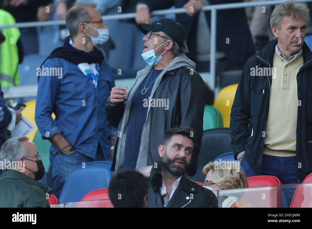 Rom, Italien. Okt. 2021. ROM, Italien - 24.10.2021: Ritornano i vip in tribuna d'onore per la partita della nona giornata di campionato Roma vs Napoli, tra loro, Favino con la moglie Anna Ferzetti, Boniek, Claudio Amendola, Lucio Presta, Fausto Brizzi con Silvia Salis, Dan e Ryan Friedkin. Kredit: Unabhängige Fotoagentur/Alamy Live Nachrichten Stockfoto