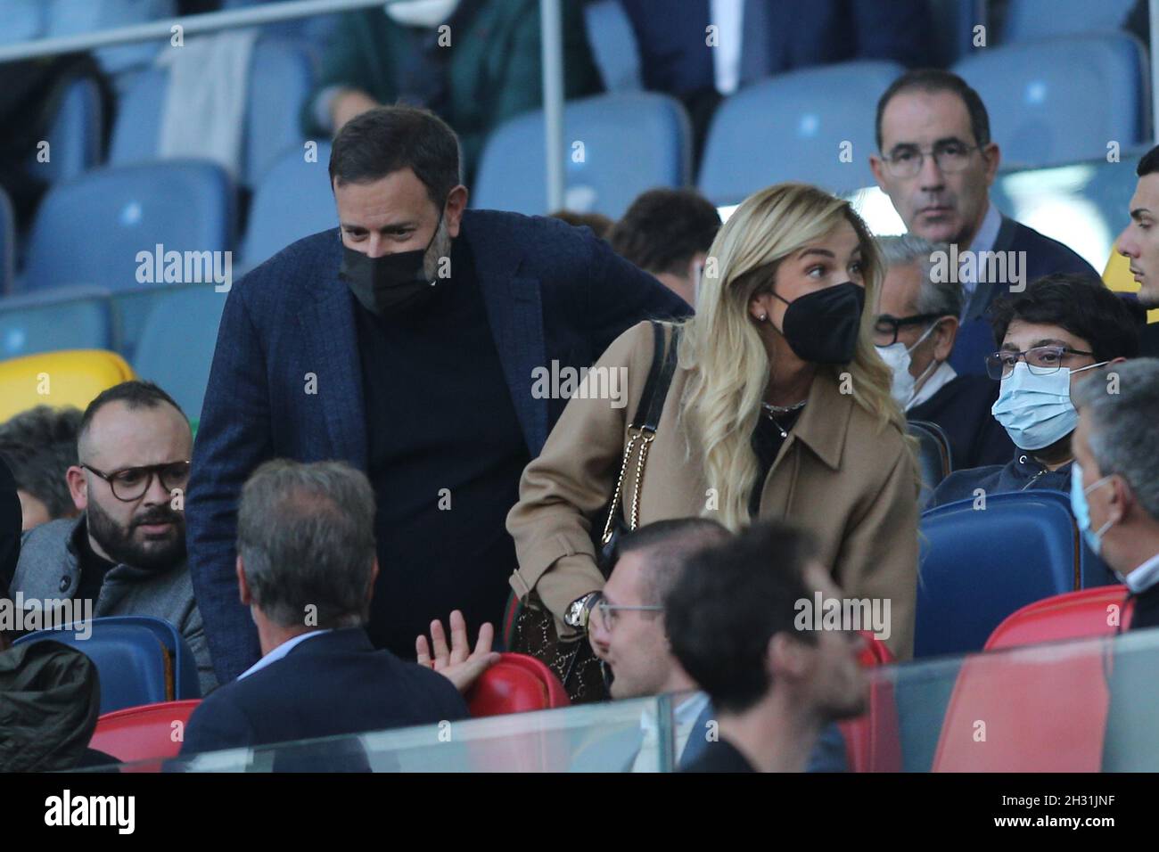 Rom, Italien. Okt. 2021. ROM, Italien - 24.10.2021: Ritornano i vip in tribuna d'onore per la partita della nona giornata di campionato Roma vs Napoli, tra loro, Favino con la moglie Anna Ferzetti, Boniek, Claudio Amendola, Lucio Presta, Fausto Brizzi con Silvia Salis, Dan e Ryan Friedkin. Kredit: Unabhängige Fotoagentur/Alamy Live Nachrichten Stockfoto