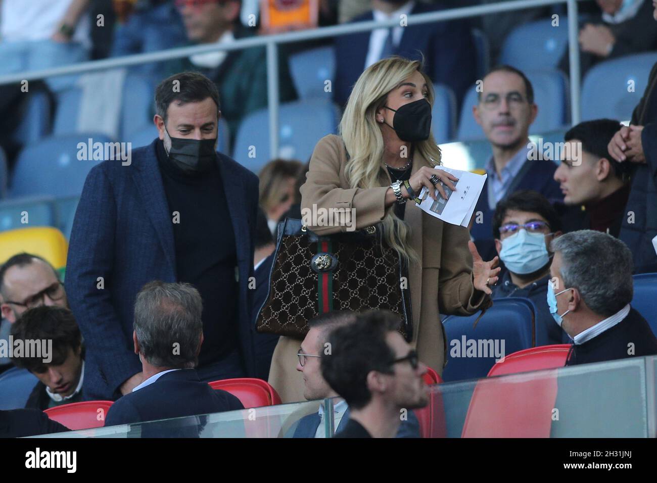 Rom, Italien. Okt. 2021. ROM, Italien - 24.10.2021: Ritornano i vip in tribuna d'onore per la partita della nona giornata di campionato Roma vs Napoli, tra loro, Favino con la moglie Anna Ferzetti, Boniek, Claudio Amendola, Lucio Presta, Fausto Brizzi con Silvia Salis, Dan e Ryan Friedkin. Kredit: Unabhängige Fotoagentur/Alamy Live Nachrichten Stockfoto