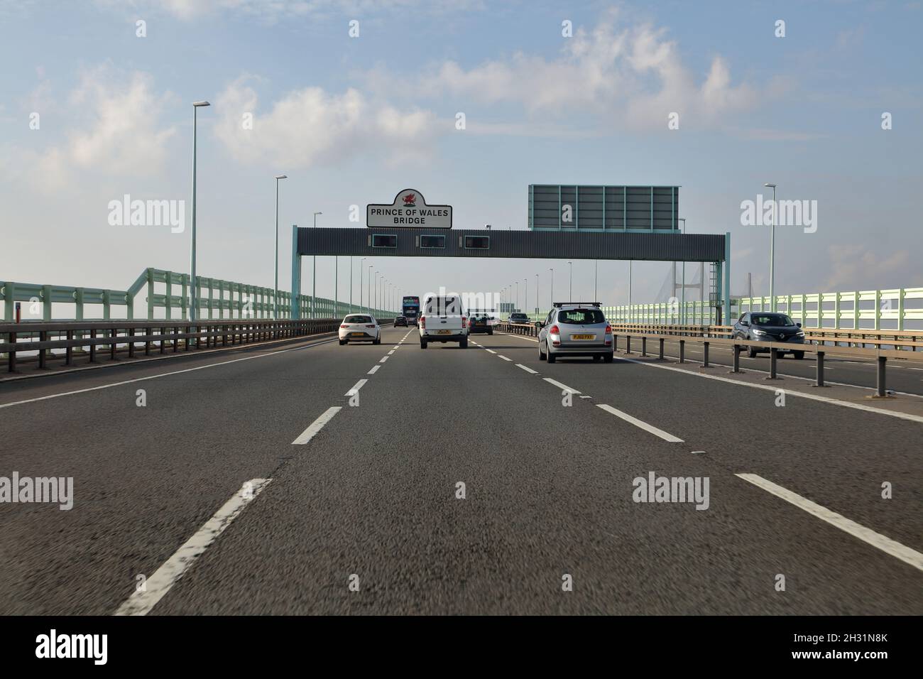 Annäherung an die Überkopfbrücke mit der „Prince of Wales“-Brücke auf der Beschilderung auf der Autobahn M4 auf der Bristol-Seite. Stockfoto