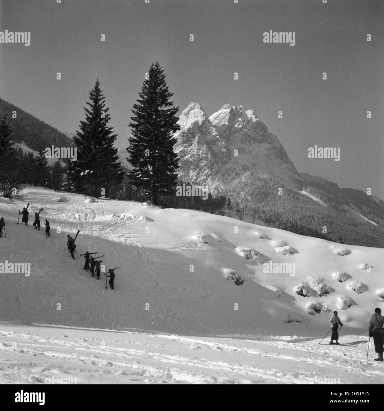 Skiausflug Nach Immenstadt Im Allgäu, Deutschland 1930er Jahre. Skiurlaub in Immenstadt im Allgäu Bereich, Deutschland der 1930er Jahre. Stockfoto