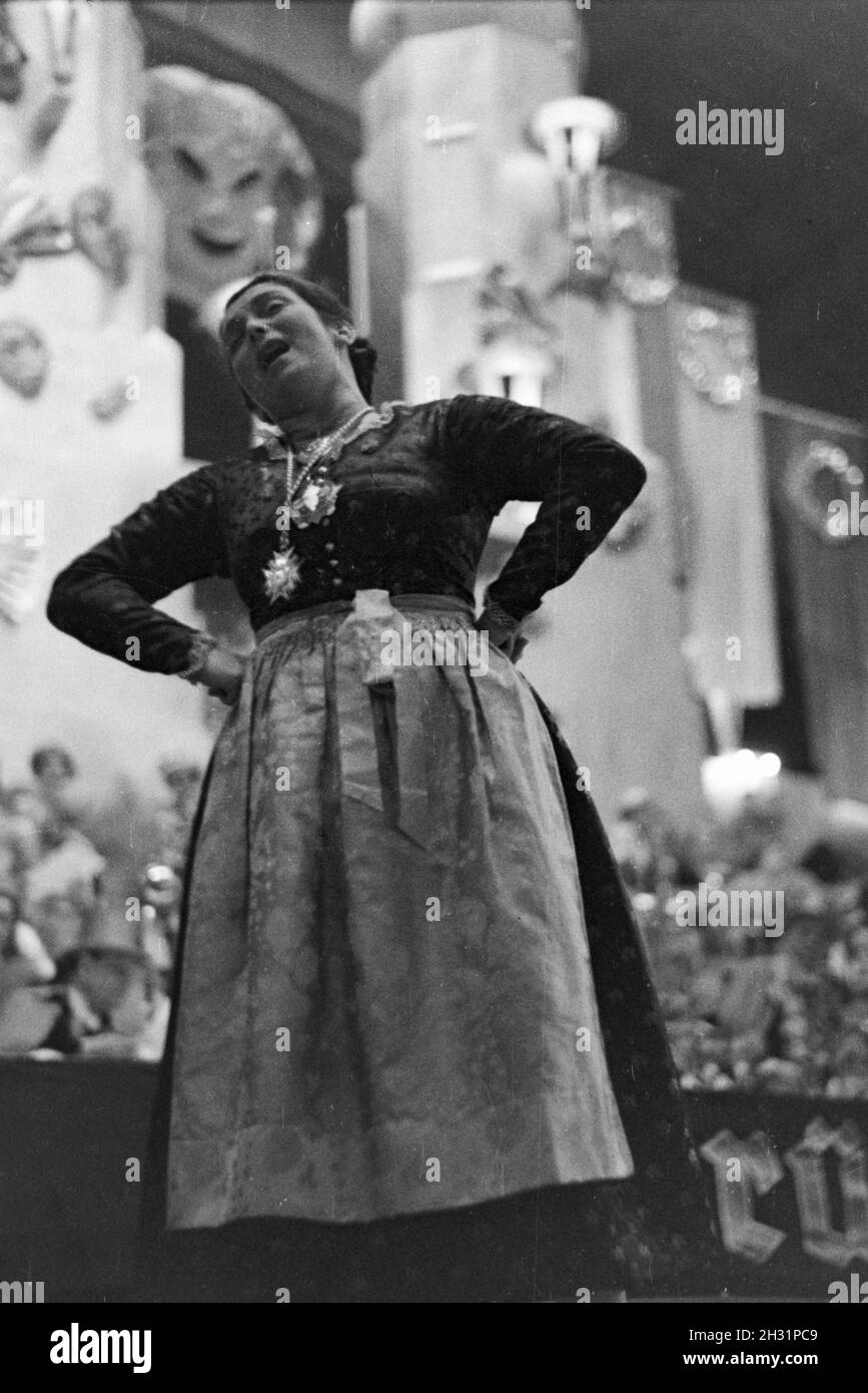 Büttenrednerin Auf Einer Karnevalssitzung, Deutsches Reich 1937. Karneval-Redner bei einer Karnevalssitzung, Deutschland 1937. Stockfoto