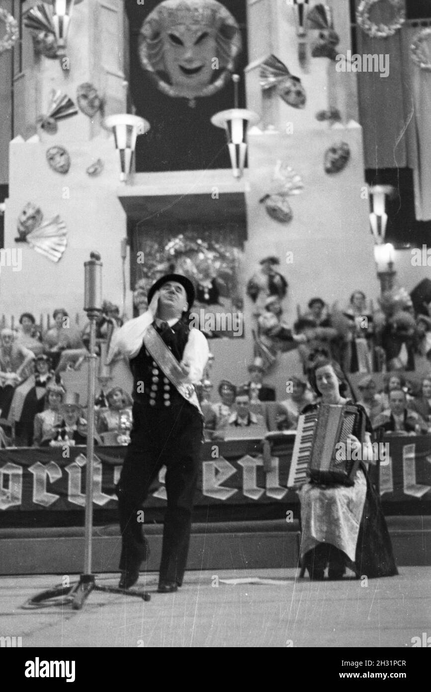 Büttenredner in einer Karnevalssitzung, Deutsches Reich 1937. Karneval Redner zu einem Karneval session, Deutschland 1937. Stockfoto