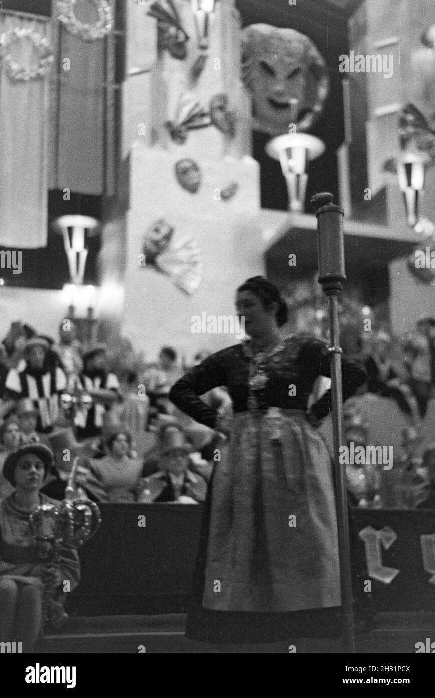 Besucher einer Karnevalsfeier, Deutsches Reich 1937. Gäste einer Faschingsfeier, Deutschland 1937. Stockfoto