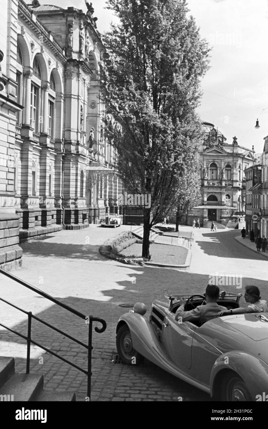 Das Friedrichsbad und das Augustabad dahiner liegende im Bäderviertel Baden-Badens, Deutschland 1930er Jahre. Das Friedrichsbad und die Augustabad schließen dahinter in das badehaus Quartal Baden-Baden, Deutschland 1930. Stockfoto
