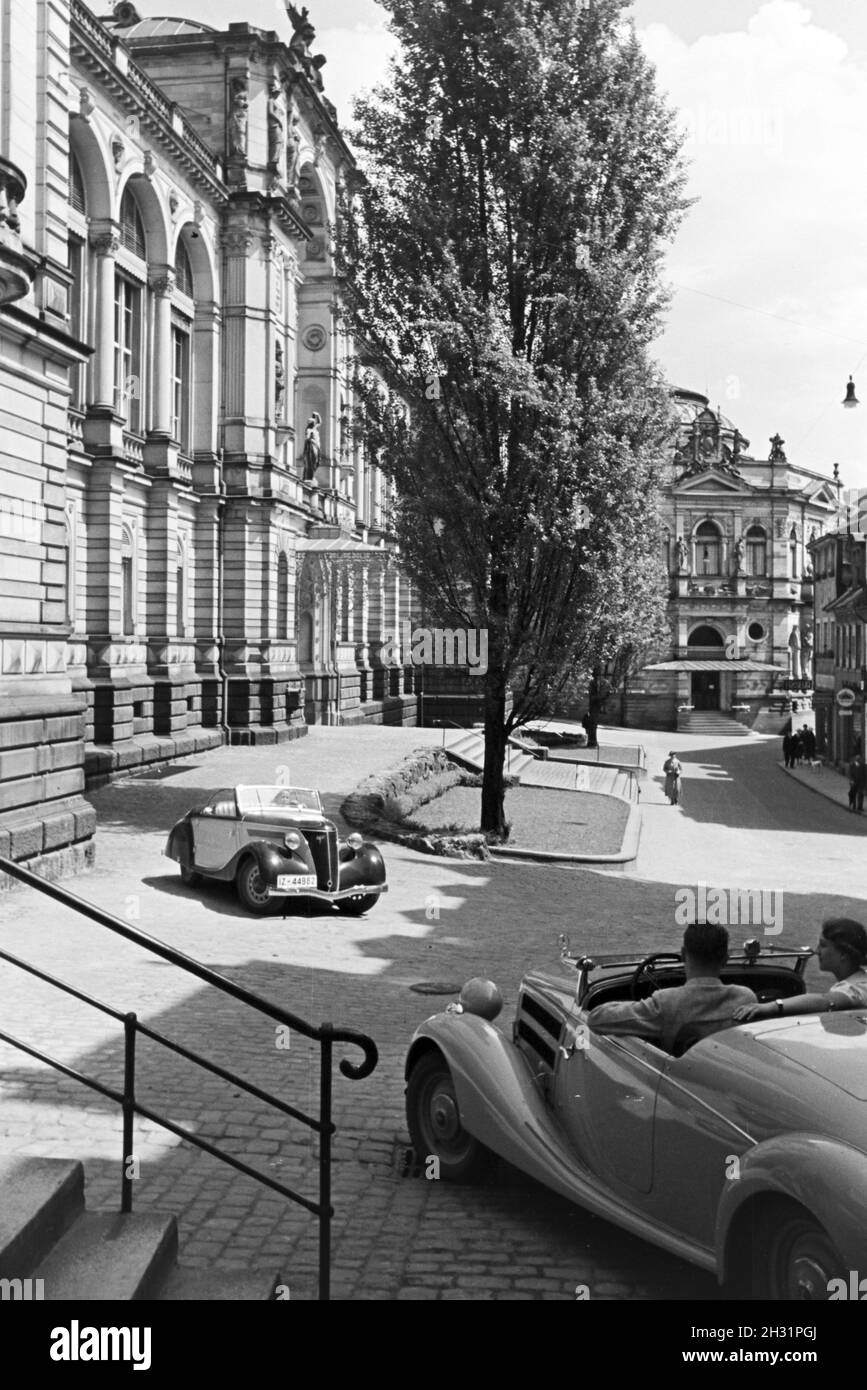 Das Friedrichsbad und das Augustabad dahiner liegende im Bäderviertel Baden-Badens, Deutschland 1930er Jahre. Das Friedrichsbad und die Augustabad schließen dahinter in das badehaus Quartal Baden-Baden, Deutschland 1930. Stockfoto