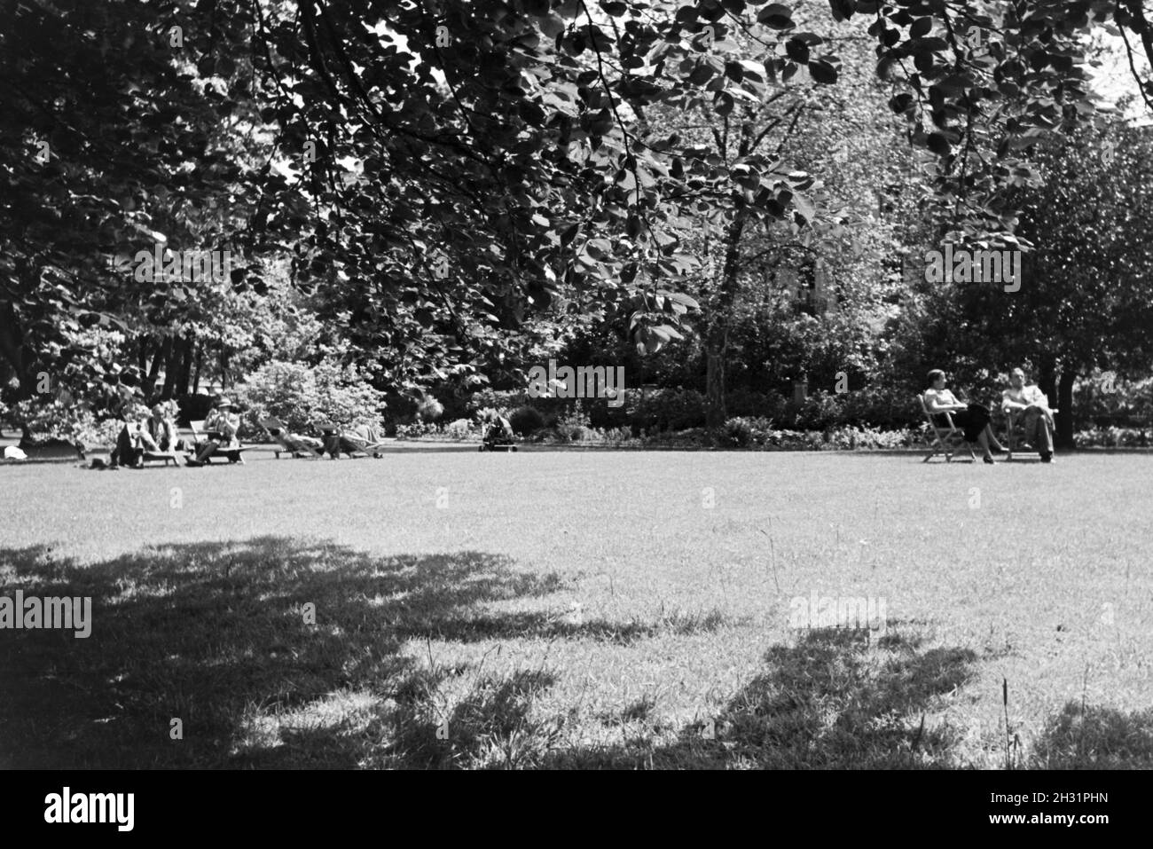 Zum Entspannen und Sonnenbaden einladende Grünanlage der Lichtentaler Allee in Baden-Baden, Deutschland, 1930er Jahre. Die grünen Gürtel der Lichtentaler Allee in Baden-Baden, einem ansprechenden Ort zum Sonnenbaden und Relaxen, Deutschland 1930. Stockfoto