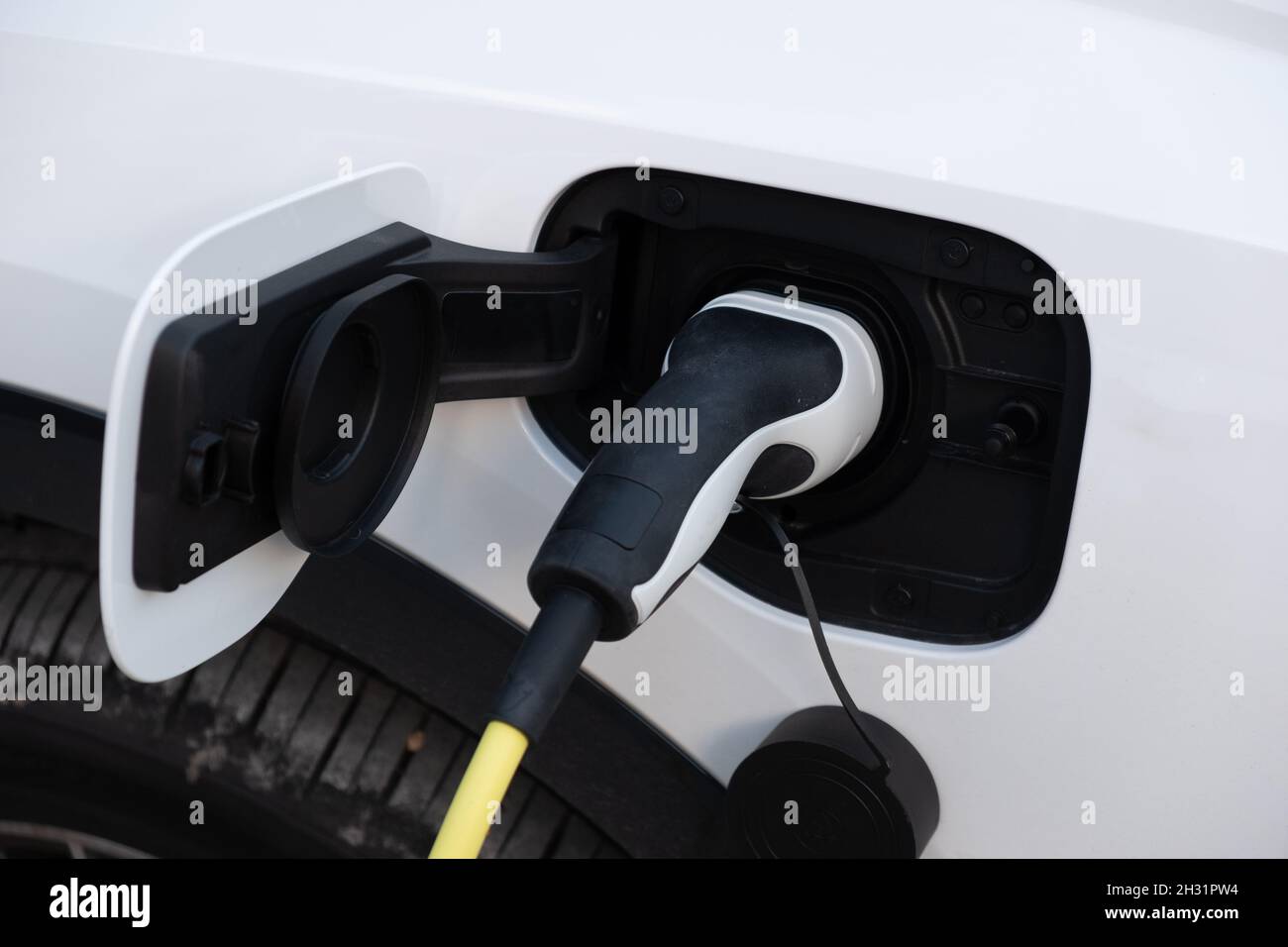 Laden einer Elektroauto-Batterie. Mobilität und Umweltfreundlichkeit Stockfoto
