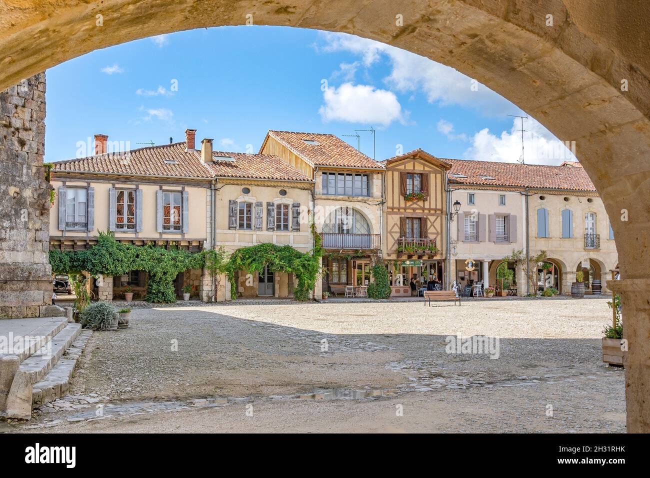 Der Platz Place Royale des Dorfes Labastide d'Armagnac im Herzen des Bas-Armagnac, Frankreich Stockfoto