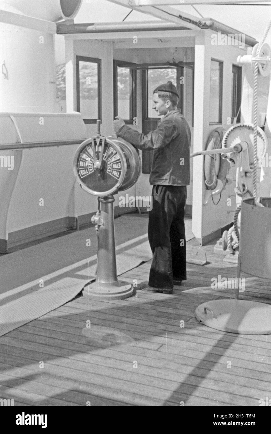 Bootsmann am Maschinentelegraf des Fabrikschiffs Walfang "Jan Wellem