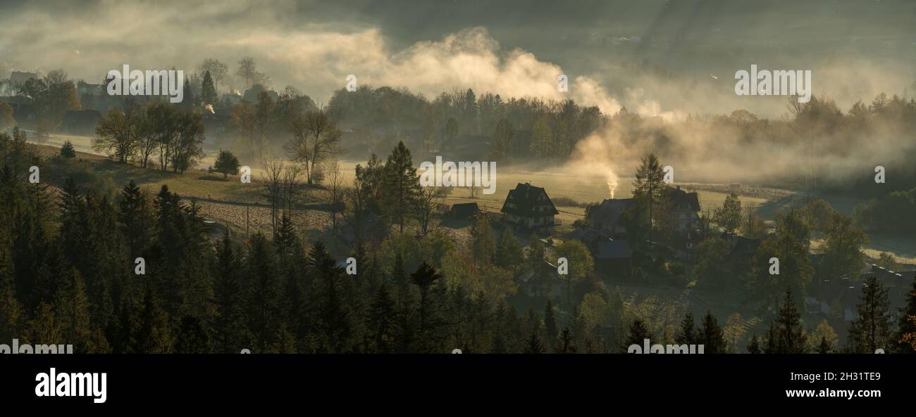Bergdorf in Mitteleuropa am Morgen Rauch und Smog aus holzbefeuerten Öfen und Kohle Stockfoto