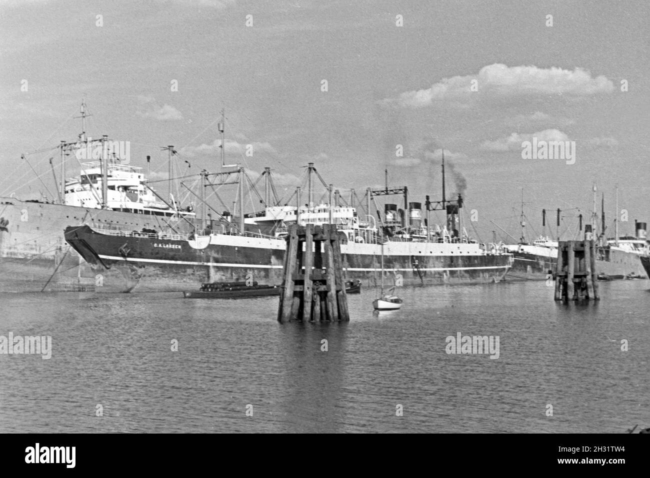 Das walfangschiff "C.A. Larsen "im Hafen von Hamburg, Deutschland 1930er Jahre. Walfanglieferungen" C.A. Larsen" am Hamburger Hafen, Deutschland 1930. Stockfoto