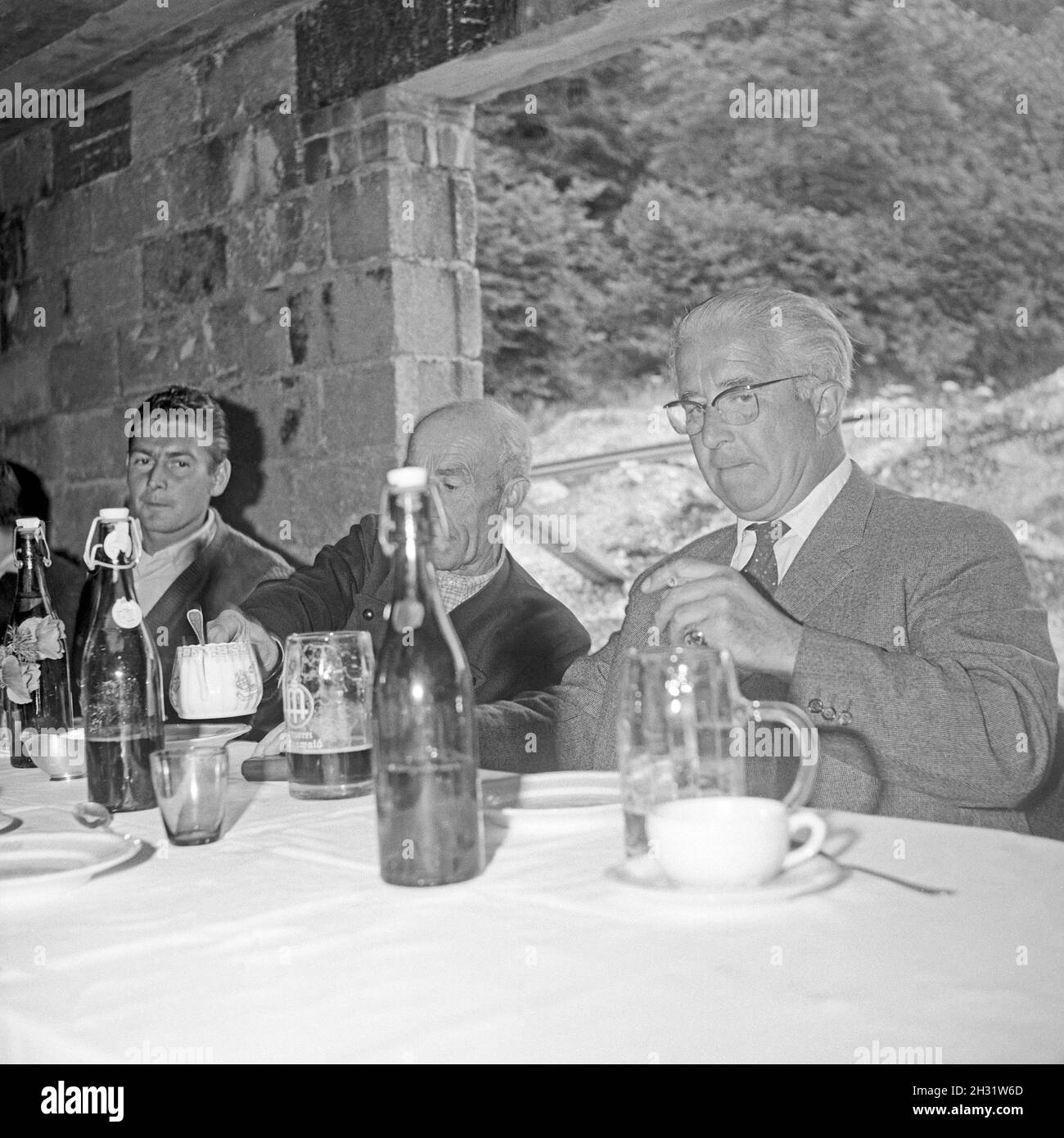 Eine Familie feiert mit Freunden das Richtfest ihres Hauses, Deutschland 1959. Familie und Freunde feiern die Dachüberdachung ihres Hauses, Deutschland 1959. Stockfoto