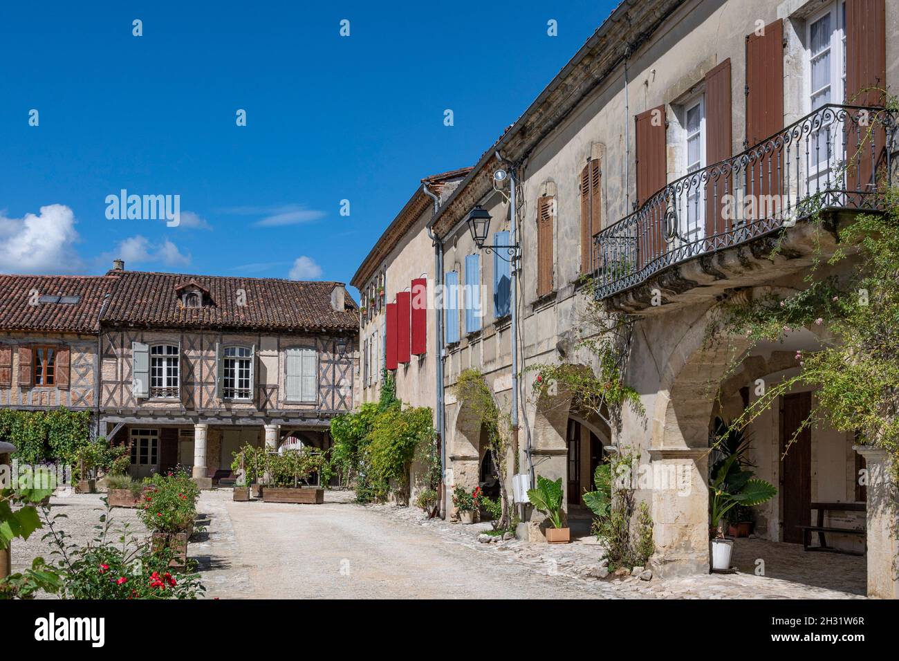 Der Platz Place Royale des Dorfes Labastide d'Armagnac im Herzen des Bas-Armagnac, Frankreich Stockfoto