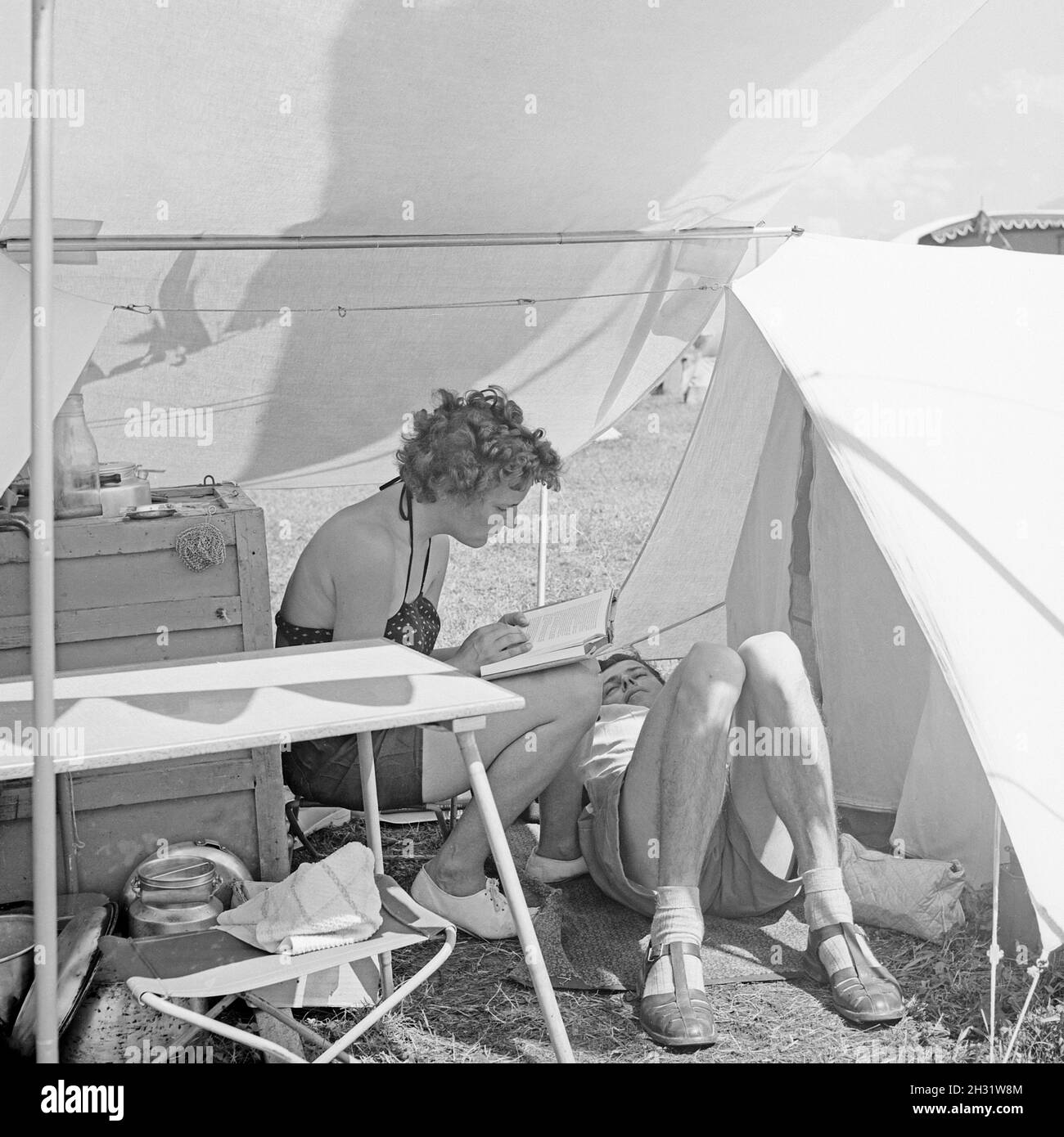 Auf dem Campingplatz, Deutschland 1958. Auf dem Campingplatz, Deutschland 1958. Stockfoto