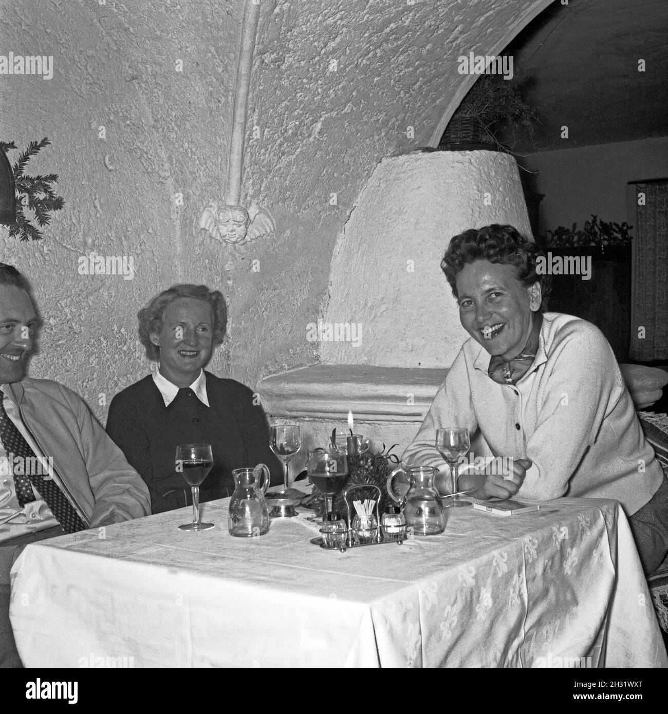 Beisammensitzen in trauter Runde, Deutschland 1958. Zusammen mit Freunden und Familie, Deutschland 1958. Stockfoto