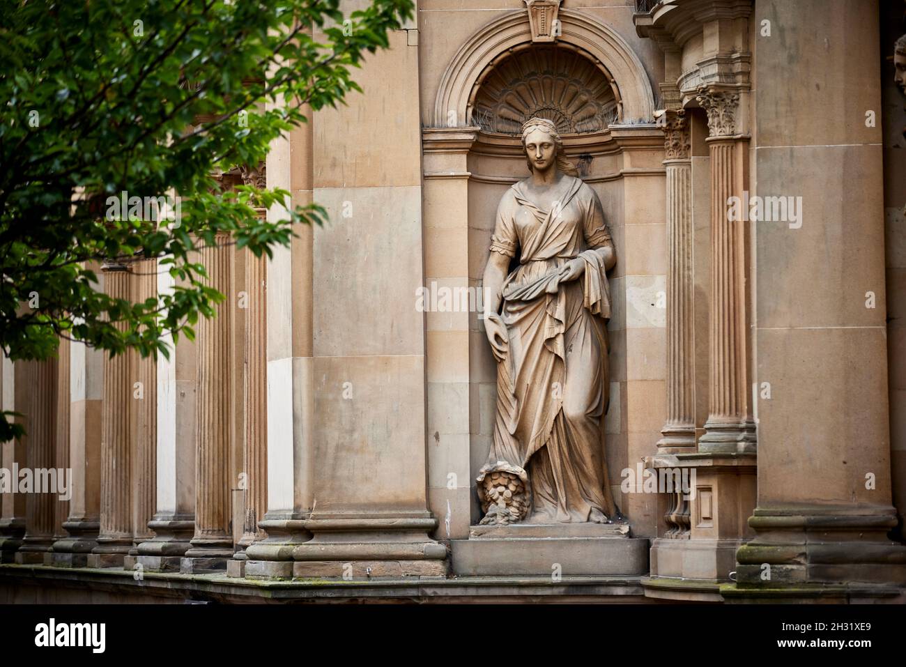Dundee, Schottland, ehemalige Clydesdale Bank Plc Figur des Commerce Statue auf der High Street Stockfoto