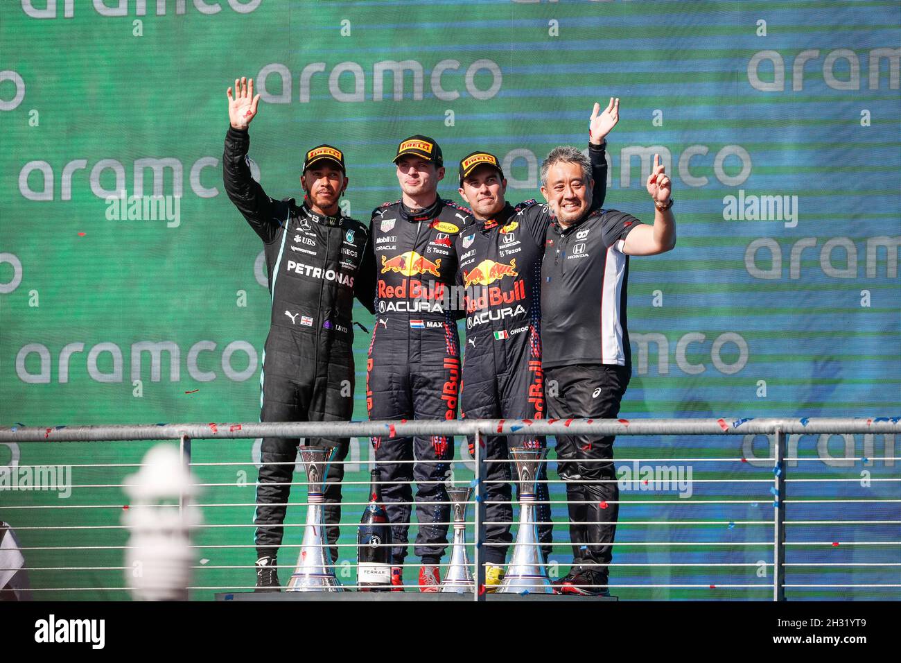 Austin, USA. Okt. 2021. # 44 Lewis Hamilton (GBR, Mercedes-AMG Petronas F1 Team), # 33 Max Verstappen (NED, Red Bull Racing), # 11 Sergio Perez (MEX, Red Bull Racing), Masashi Yamamoto (JPN, F1 General Manager Honda), F1 Grand Prix der USA auf dem Circuit of the Americas am 24. Oktober 2021 in Austin, Vereinigte Staaten von Amerika. (Foto von HOCH ZWEI) Quelle: dpa/Alamy Live News Stockfoto