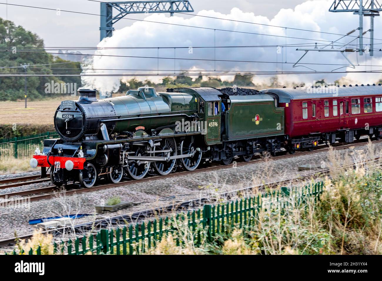 Wellingborough, Großbritannien. Oktober 2021. Bahamas eine Dampflokomotive der Jubilee-Baureihe 5596, die 1934 für die LMS gebaut wurde und durch Northamptonshire bis nach York führt. Stockfoto