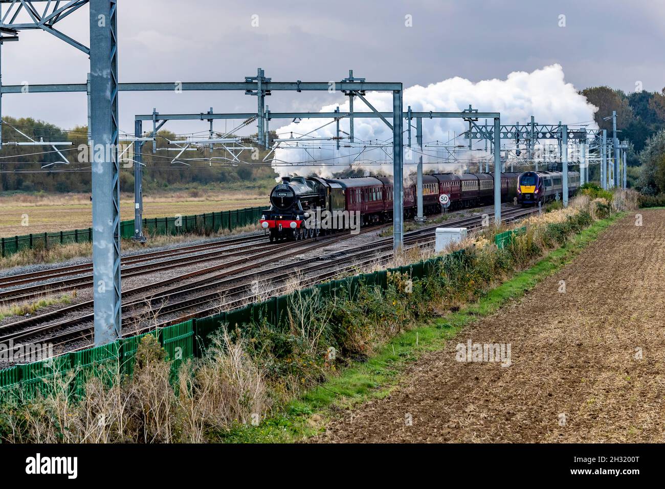 Wellingborough, Großbritannien. Oktober 2021. Bahamas eine Dampflokomotive der Jubilee-Baureihe 5596, die 1934 für die LMS gebaut wurde und durch Northamptonshire bis York j führt Stockfoto