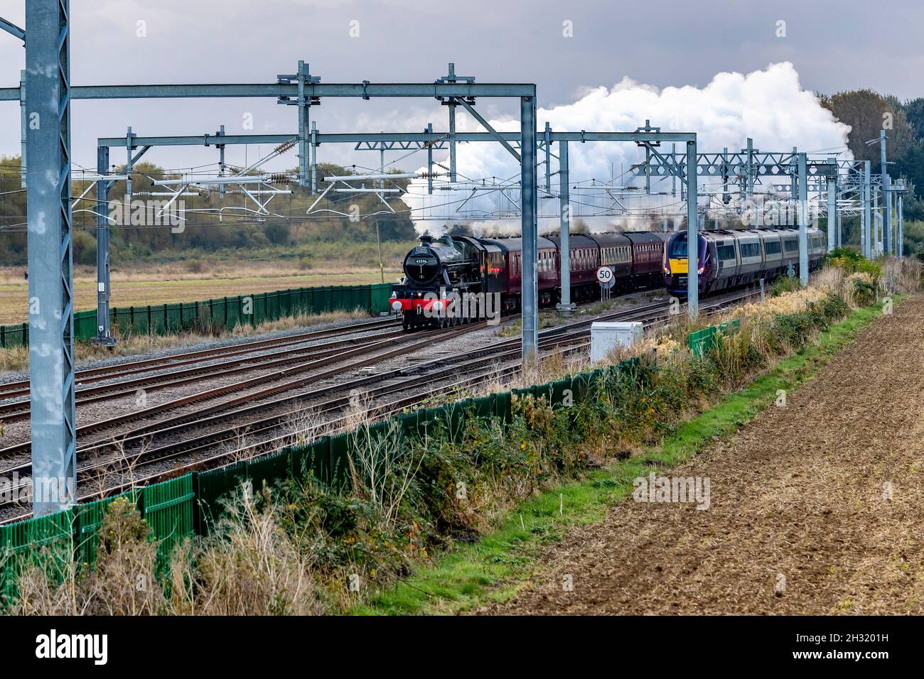 Wellingborough, Großbritannien. Oktober 2021. Bahamas eine Dampflokomotive der Jubilee-Baureihe 5596, die 1934 für die LMS gebaut wurde und durch Northamptonshire bis York j führt Stockfoto