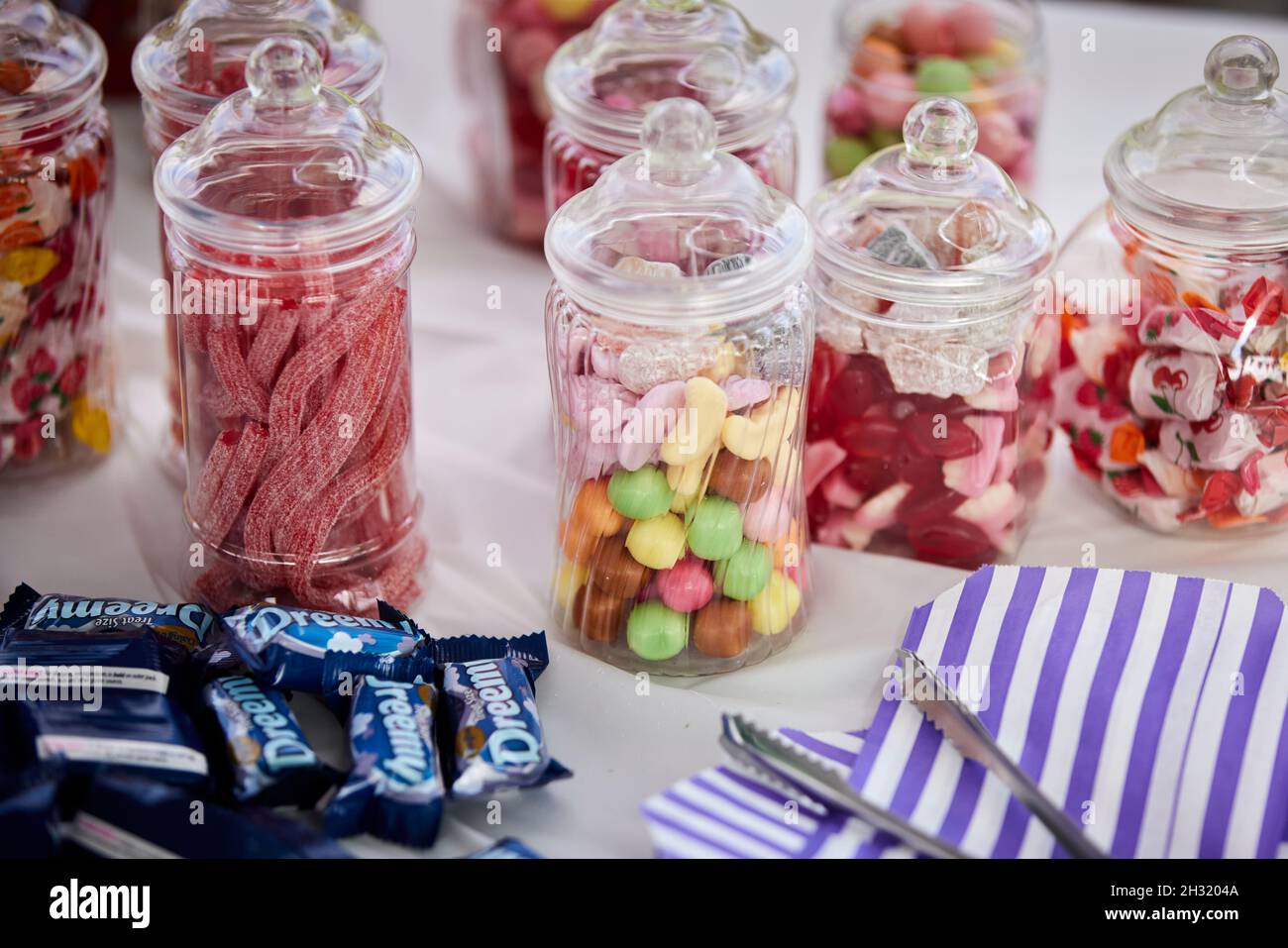 Partytisch Snacks Süßigkeiten in einem Glas Stockfoto