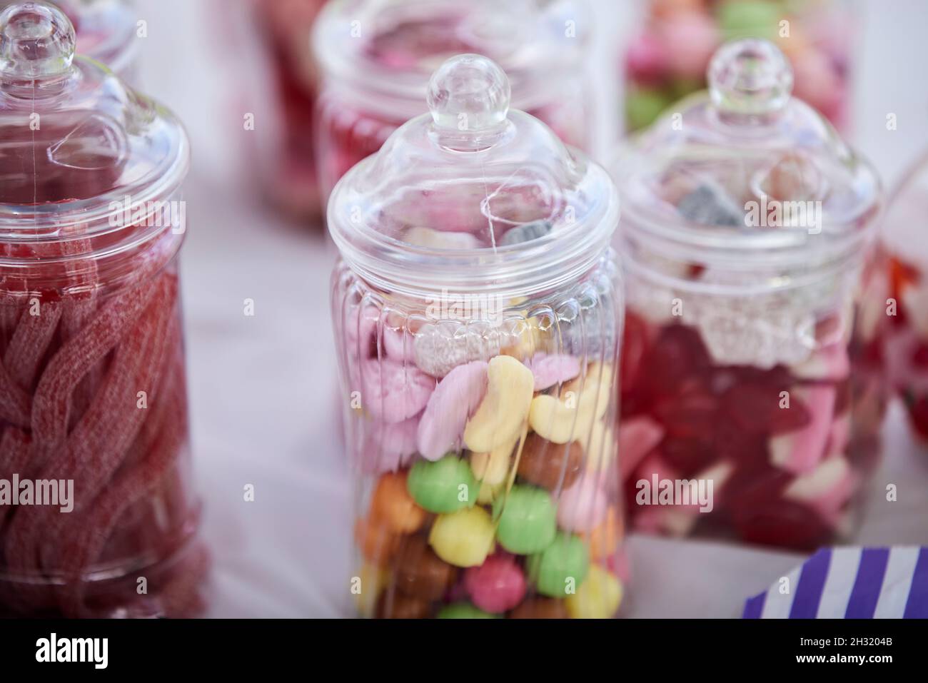 Partytisch Snacks Süßigkeiten in einem Glas Stockfoto