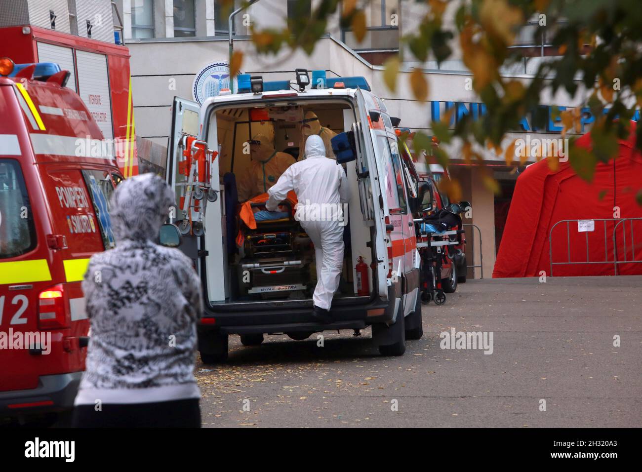 BUKAREST, RUMÄNIEN - 24. Oktober 2021: Ein Krankenwagen bringt COVID-19-Patienten auf die Notaufnahme des größten Krankenhauses in Bukarest, der Emergency Univ Stockfoto