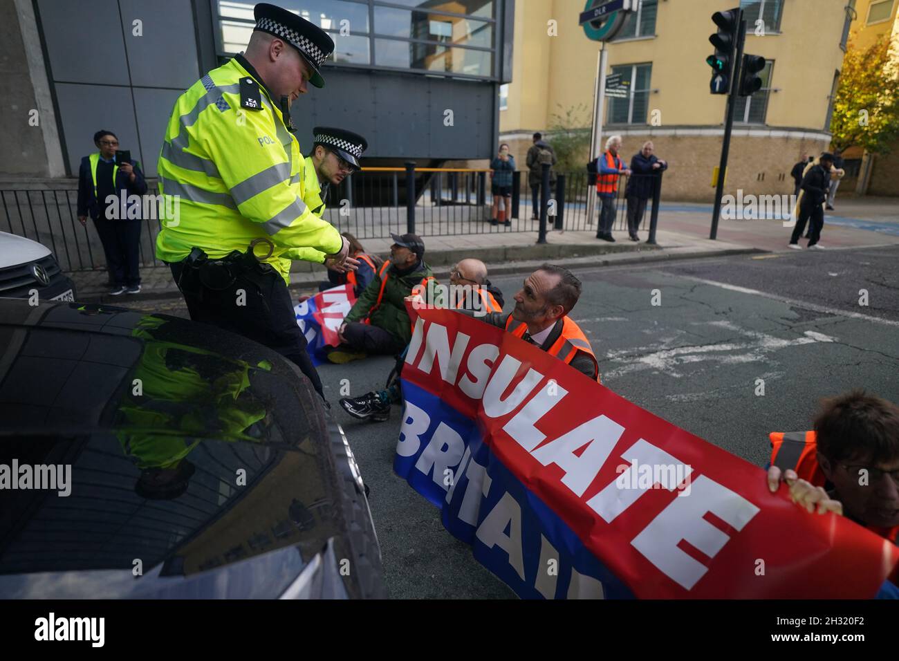 Demonstranten, die Großbritannien isolieren und Canary Wharf im Osten Londons blockieren. Die Klimagruppe, die Großbritannien beleidigt hatte, hatte versprochen, ihre Blockaden-Proteste wieder aufzunehmen, obwohl die Gefahr besteht, dass seine Mitglieder inhaftiert oder mit Geldstrafen belegt werden. Bilddatum: Montag, 25. Oktober 2021. Stockfoto