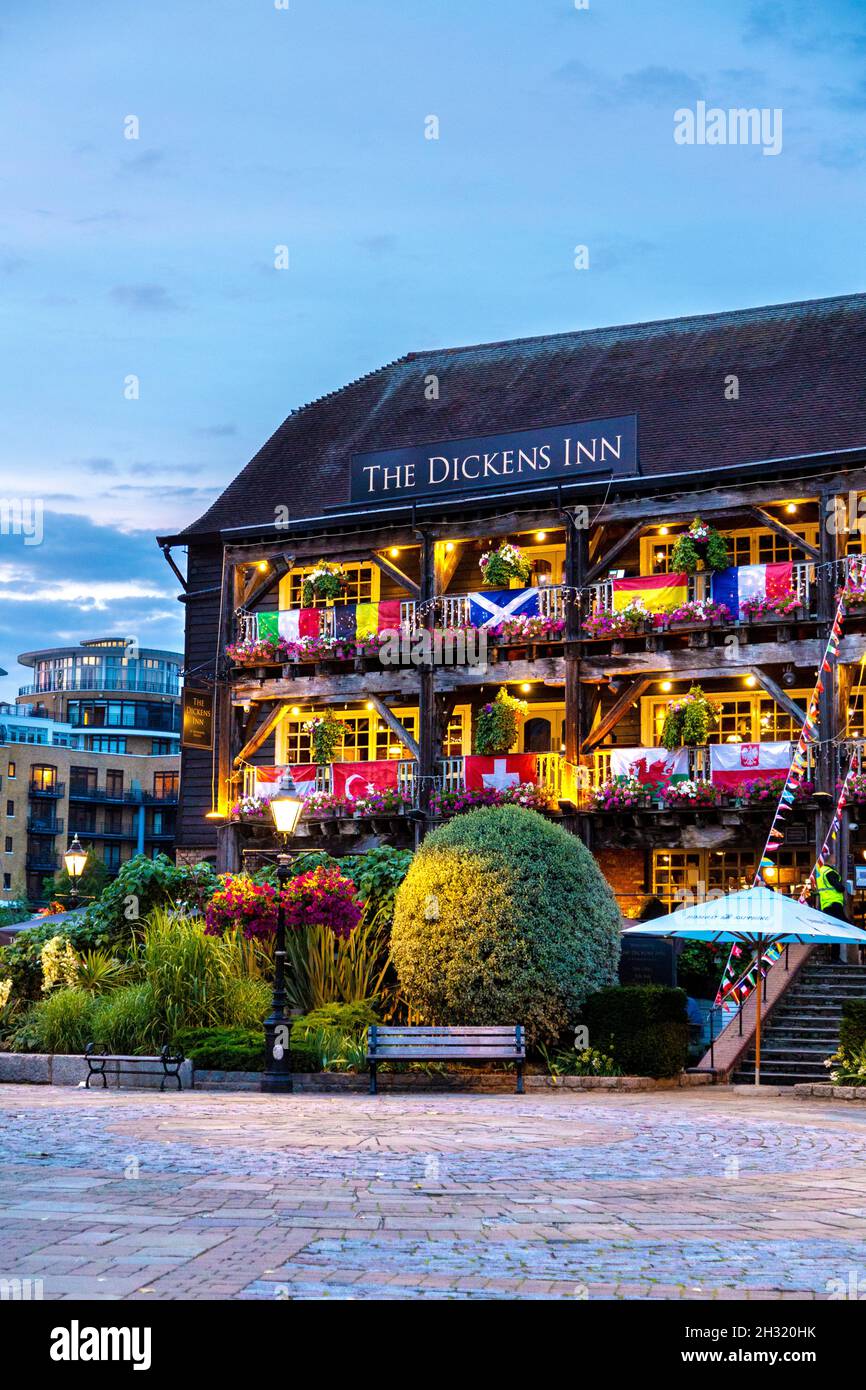 18. Jahrhundert alten Lager, jetzt das Dickens Inn Pub und Restaurant in St Katharine Docks, London, UK Stockfoto