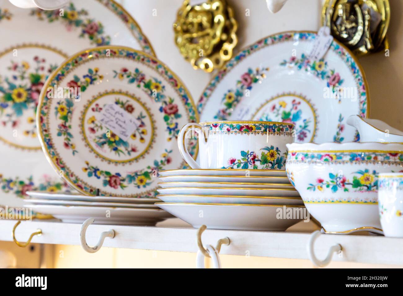 Altmodische Teetasse und Geschirr aus Porzellan, die in einem Antiquitätengeschäft ausgestellt werden (Hampton Court Emporium, East Molesey, UK) Stockfoto