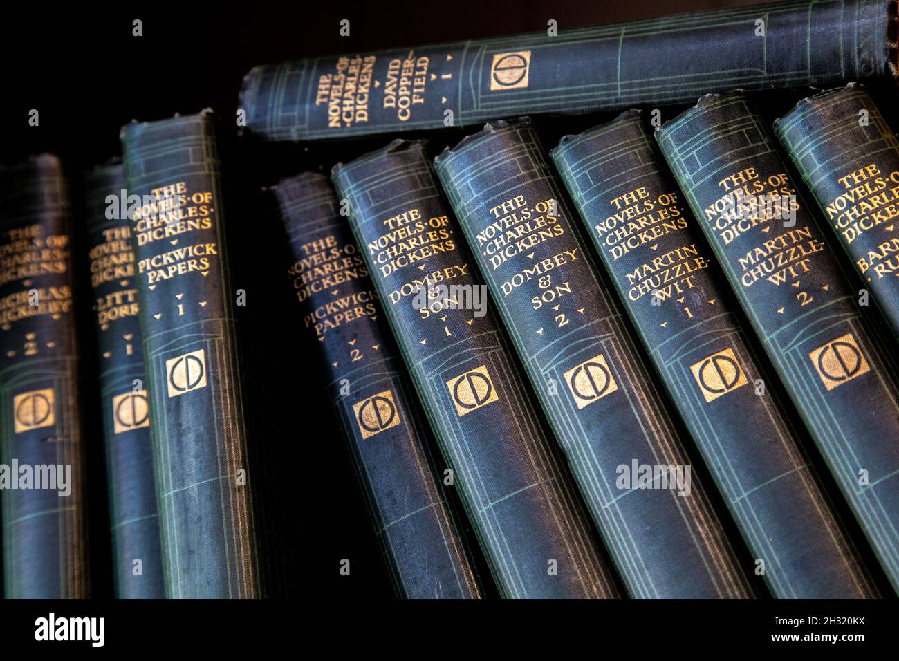 Antiquitätenbücher von Charles Dickens in einem Second-Hand-Geschäft (Hampton Court Emporium, East Molesay, Großbritannien) Stockfoto