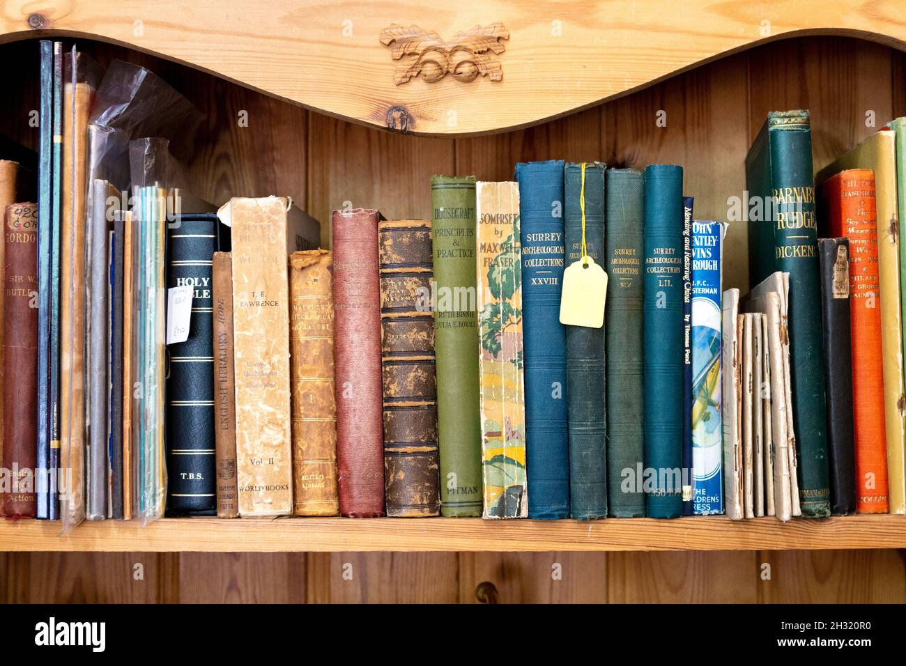 Auswahl antiker Bücher in einem Second Hand Shop (Hampton Court Emporium, East Molesay, UK) Stockfoto