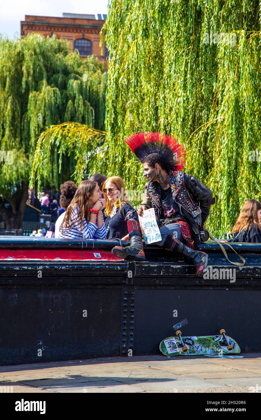 Punk im Gespräch mit einer Frau bei Camden Lock, Camden, Market, London, Großbritannien Stockfoto
