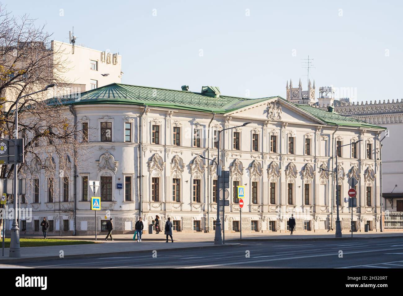 Moskau, Russland - 14. Oktober 2021: Das Anwesen von Shakhovsky - Krauze - Ossipovsky ist ein architektonisches Denkmal. Vozdvizhenka Straße, Haus 18/9 Stockfoto