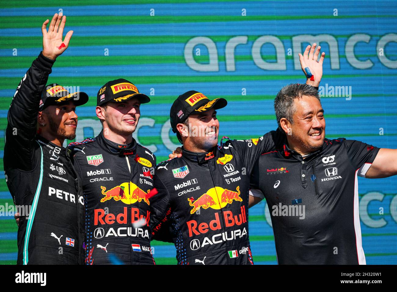 Austin, USA. Okt. 2021. # 44 Lewis Hamilton (GBR, Mercedes-AMG Petronas F1 Team), # 33 Max Verstappen (NED, Red Bull Racing), # 11 Sergio Perez (MEX, Red Bull Racing), Masashi Yamamoto (JPN, F1 General Manager Honda), F1 Grand Prix der USA auf dem Circuit of the Americas am 24. Oktober 2021 in Austin, Vereinigte Staaten von Amerika. (Foto von HOCH ZWEI) Quelle: dpa/Alamy Live News Stockfoto