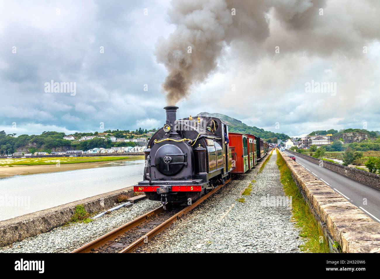 Dampfzug der Ffestiniog Railway, der die Porthmadog Cob (Canol ffordd Y Cob Porthmadog), Snowdonia, Wales, Großbritannien, durchquert Stockfoto
