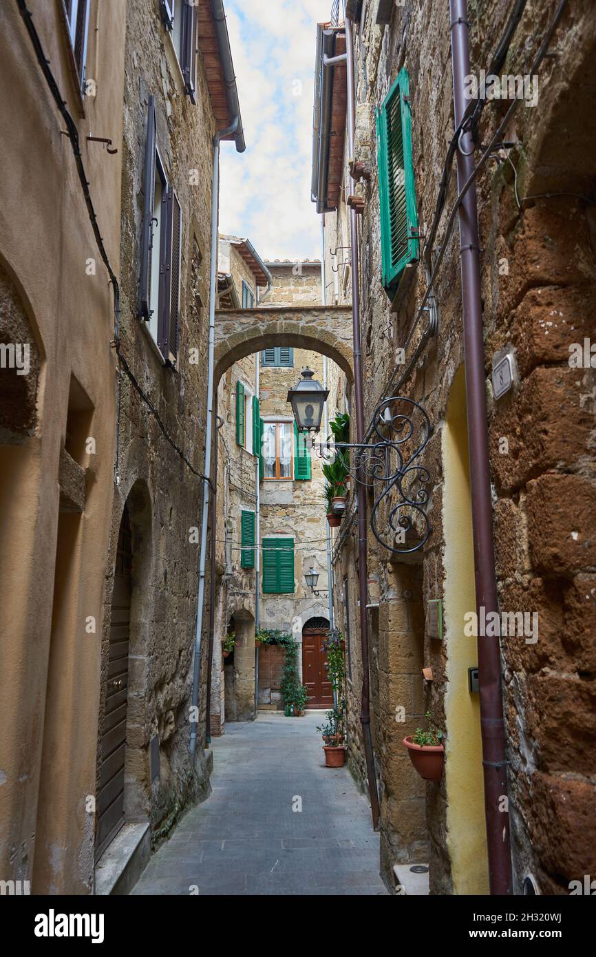 Malerische Gasse mit Torbögen, Pitigliano, mittelalterliche Tuffstein-Stadt, Provinz Grosseto, Toskana, Italien, Europa Stockfoto