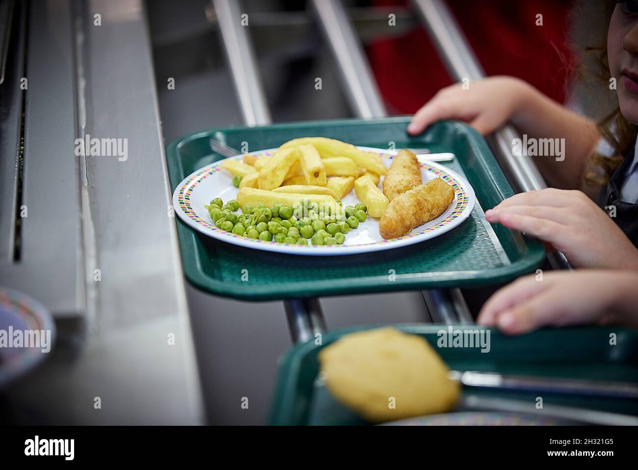 Schulabendessen Fischchips und Erbsen auf einem Teller Stockfoto