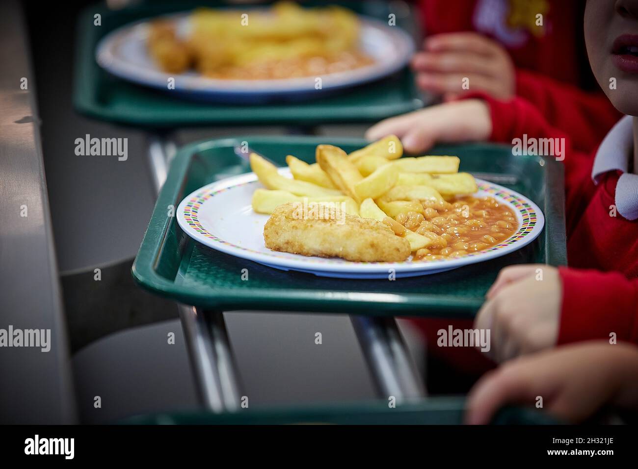 Schulabendessen Fischchips und Bohnen auf einem Teller Stockfoto