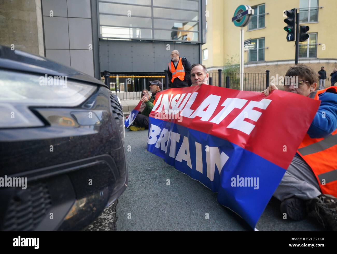 Demonstranten, die Großbritannien davon abbringen, eine Straße in der Nähe von Canary Wharf im Osten Londons zu blockieren. Die Klimagruppe, die Großbritannien beleidigt hatte, hatte versprochen, ihre Blockaden-Proteste wieder aufzunehmen, obwohl die Gefahr besteht, dass seine Mitglieder inhaftiert oder mit Geldstrafen belegt werden. Bilddatum: Montag, 25. Oktober 2021. Stockfoto