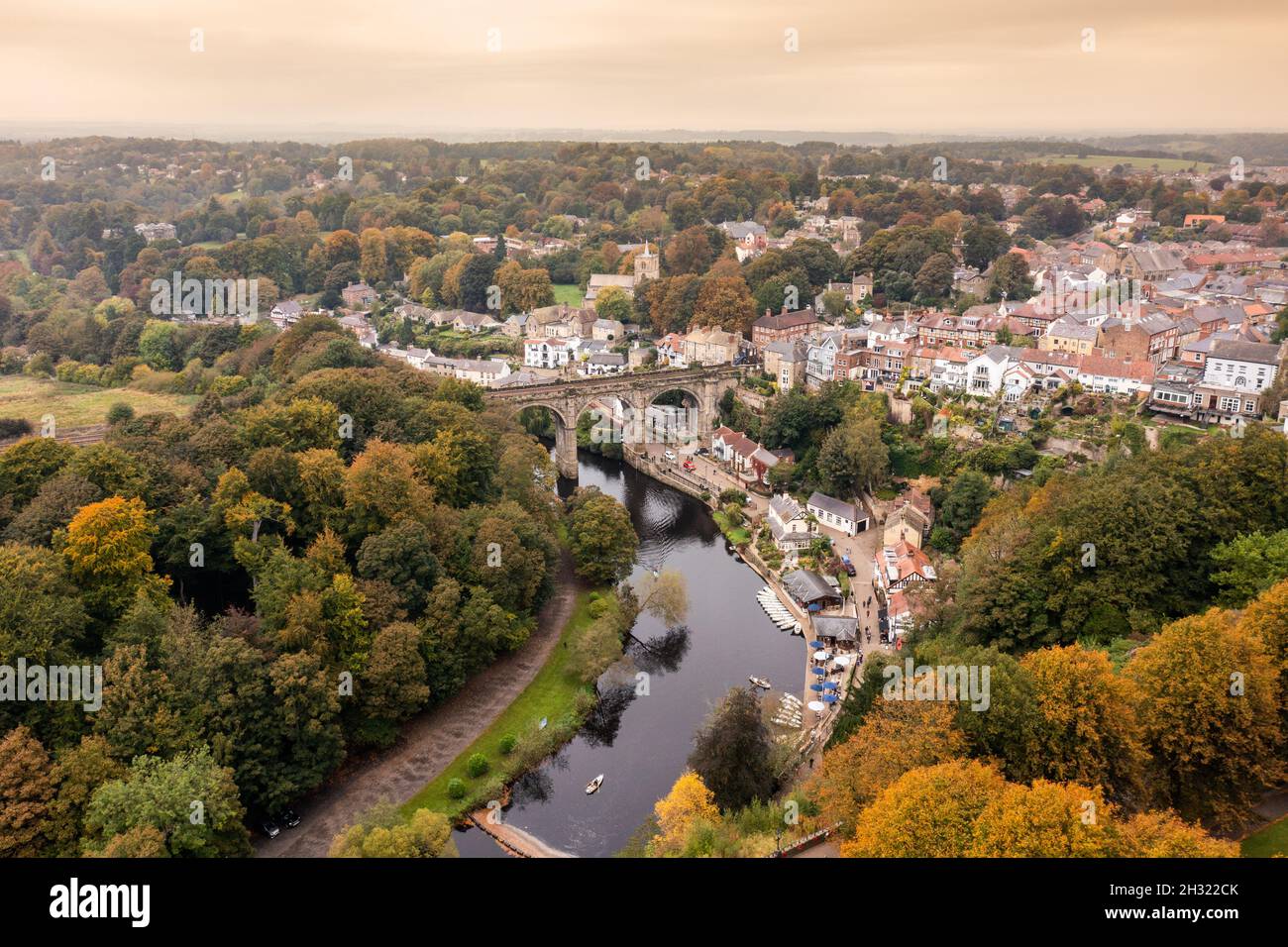 Luftdrohnenfoto des schönen Dorfes Knaresborough in North Yorkshire im Winter mit dem berühmten Knaresborough Viadukt und dem Zug Stockfoto