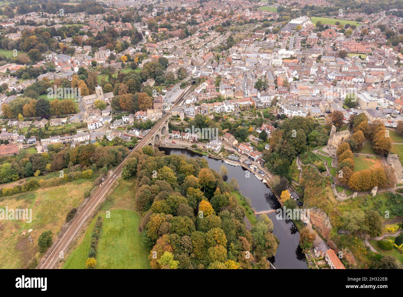 Luftdrohnenfoto des schönen Dorfes Knaresborough in North Yorkshire im Winter mit dem berühmten Knaresborough Viadukt und dem Zug Stockfoto